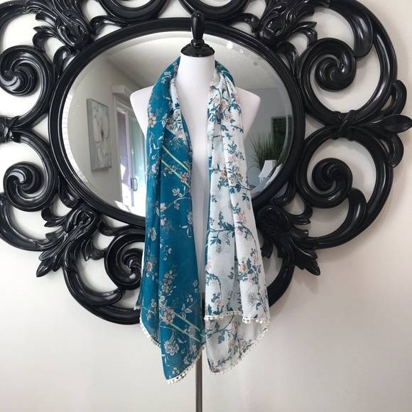 Beautiful turquoise and white floral scarf - Picture 3 of 8